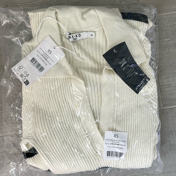 *BRAND NEW* NA-KD Striped Rib Knitted Trumpet Sleeve Dress in Black/White Stripe - Picture 5 of 7